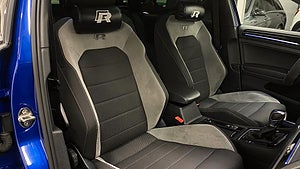 Bilen har ett sportavgassystem från Milltek. 