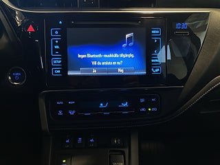 Toyota Auris Hybrid e-CVT Active Plus Kamera Navi Skinn S&V-hjul – bild 16