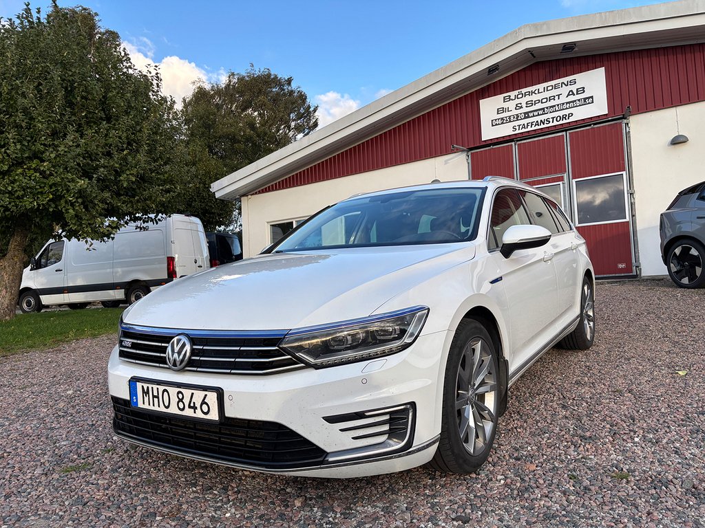 Volkswagen Passat Sportscombi GTE Euro 6 / Cockpit / 18"