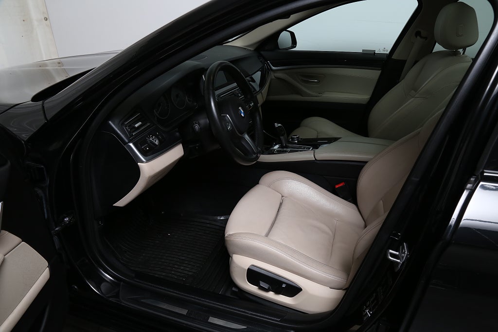 BMW 520d xDrive 190hk Touring Aut Panorama l 19" l Dieselvärmare 2017