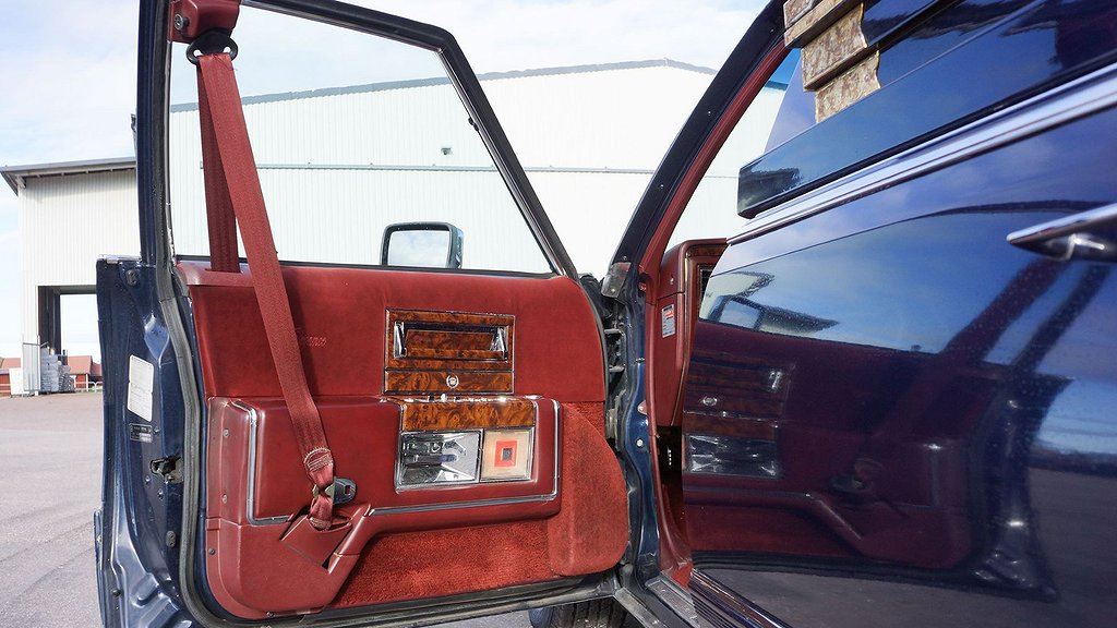 Cadillacen har en påbyggnad från Japan. Foto: Bilweb Auctions.