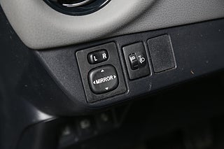 Halvkombi Toyota Yaris 14 av 23