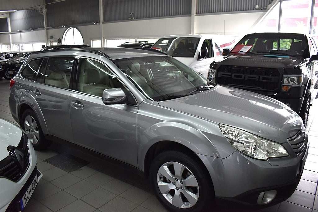 Subaru Outback 2.5 4WD Lineartronic, 167hk Business Drag *Låga mil*