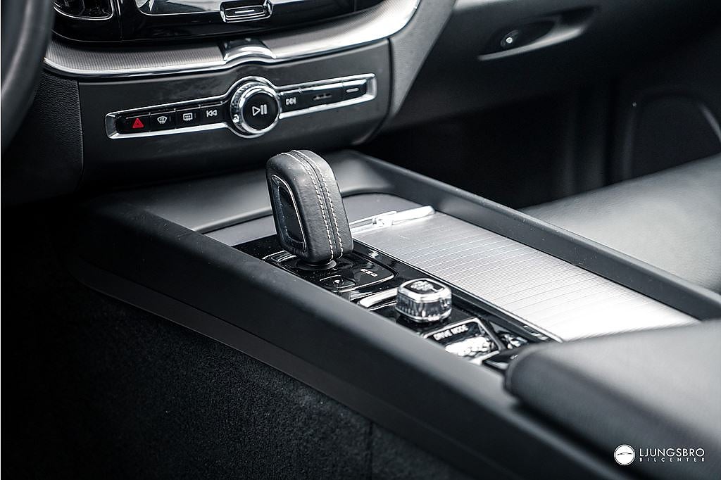 Volvo XC60 B4 AWD R-Design / Drag / Pano / 360 / HUD