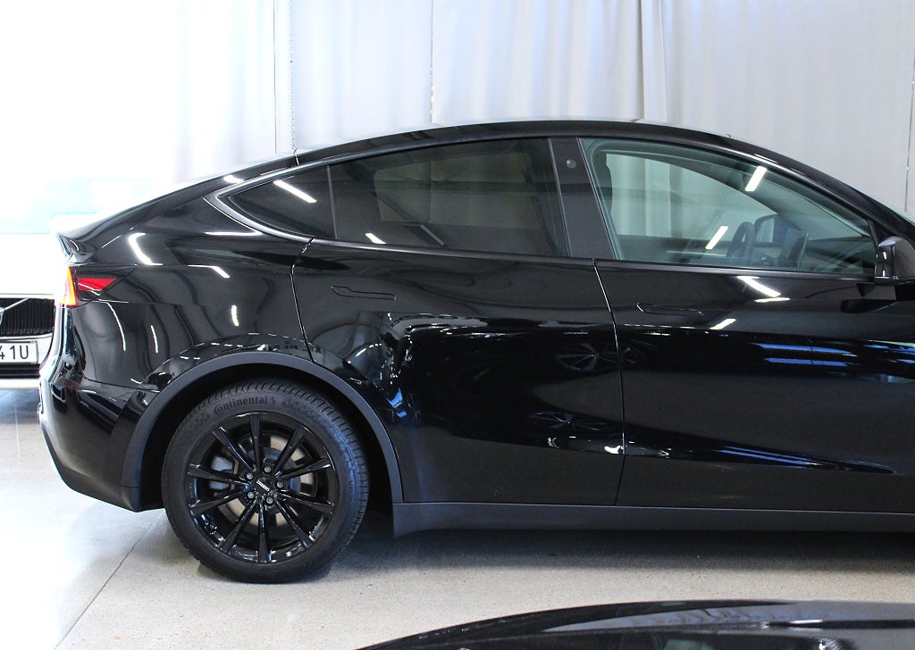Tesla Model Y Standard Range RWD 299HK, Drag, Värmepump, 3,99% Ränta