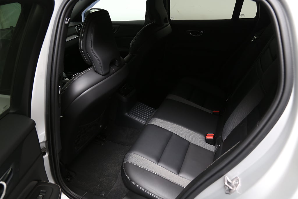 Volvo V60 Recharge T6 AWD 340hk R-Design |Navi|Kamera|Voc|