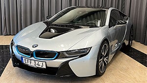 BMW i8 har en rak trea som får hjälp av en elmotor.