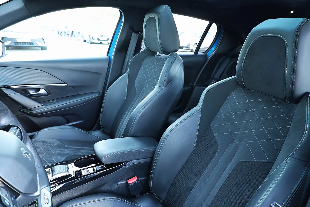 Peugeot E-208 GT Pack 50kWh 136hk Panoramaglastak Nyservad