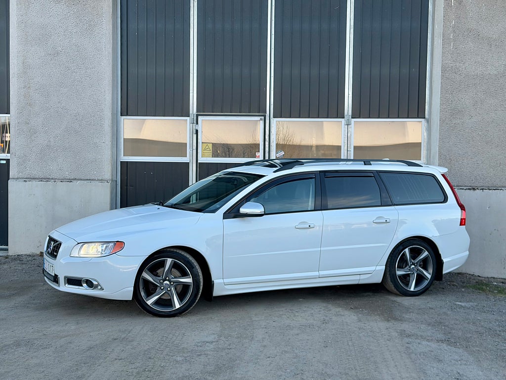 Volvo V70 D4 R-Design Taklucka Navi Värmare Keyless Skinn 