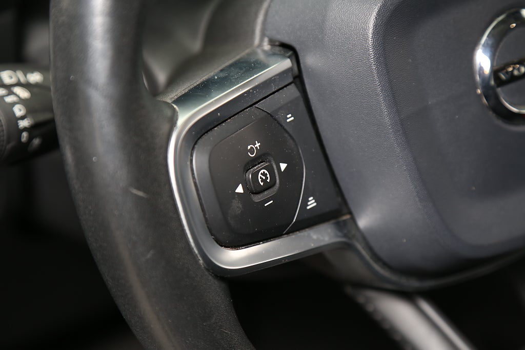 Volvo XC40 T3 163hk Momentum Edition Aut Kamera Navi VOC Drag 2020