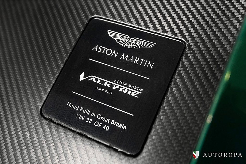 Skylt på bilen med texten "Aston Martin Valkyrie AMR Pro, handbyggd i Storbritannien, VIN 38 av 40".