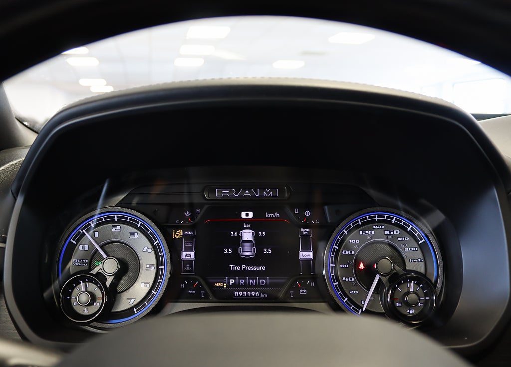 Dodge RAM 1500 5.7 V8 Hemi Limited Night Luft H/K Pano HuD Moms