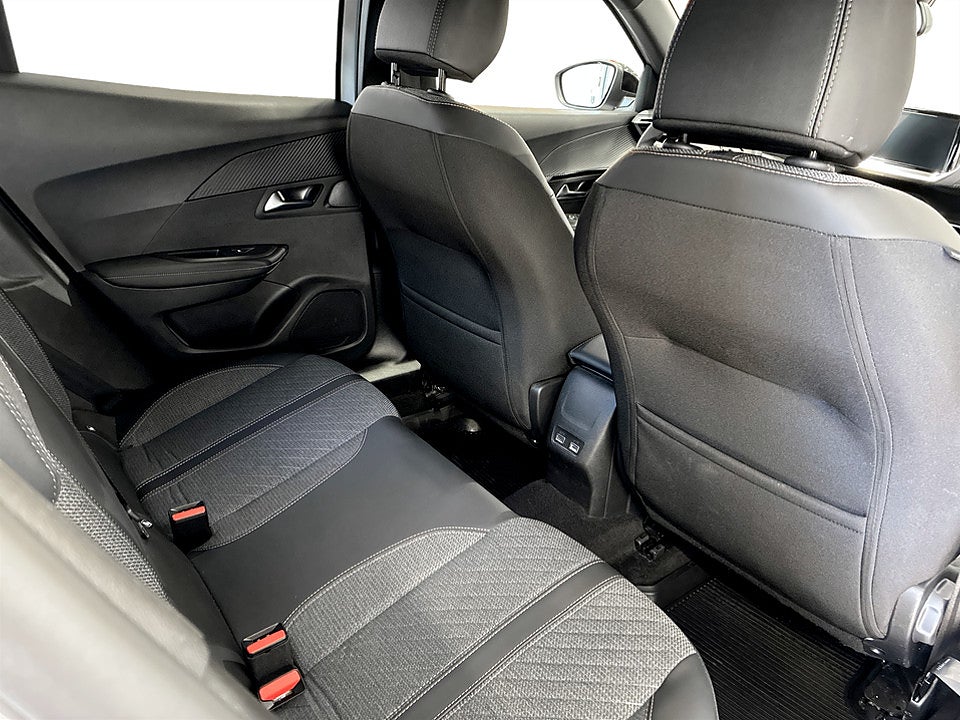 Bild på Peugeot 2008 Allure 1.2 PT 130hk CARPLAY P-SENSORER