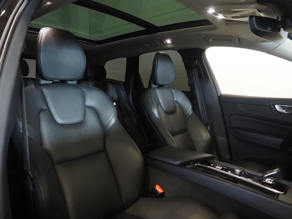 Volvo XC60 Recharge T6 AWD Inscription Pano Drag VOC Kamera Läder 2021