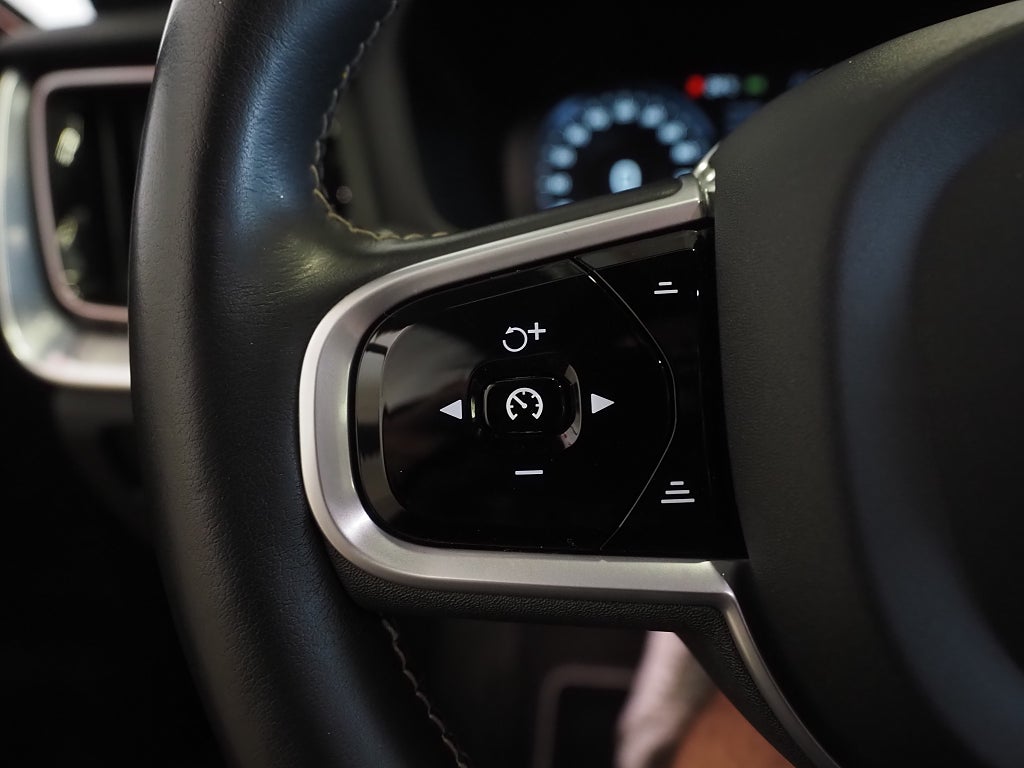 Volvo V60 Recharge T8 AWD Geartronic R-Design H/K 360° Drag Navi 2021