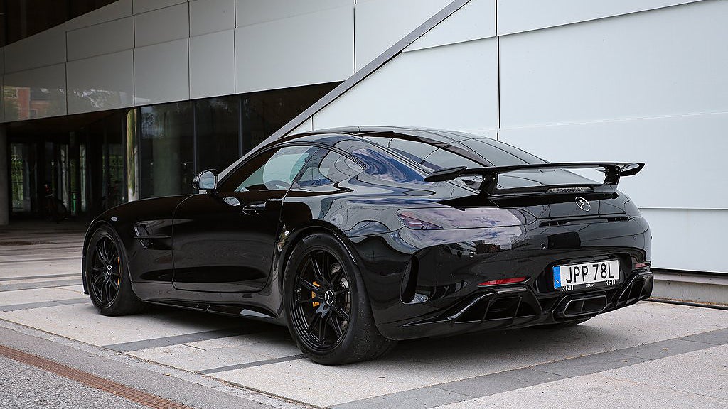 MercedesBenz AMG GT R har en V8-motor som genererar 585 hästkrafter. 