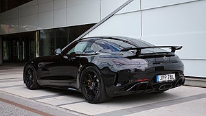 MercedesBenz AMG GT R har en V8-motor som genererar 585 hästkrafter. 