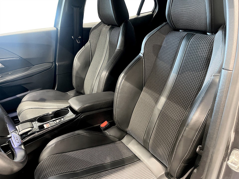 Bild på Peugeot 2008 GT 1.2 PT 130hk Aut B-KAMERA CARPLAY