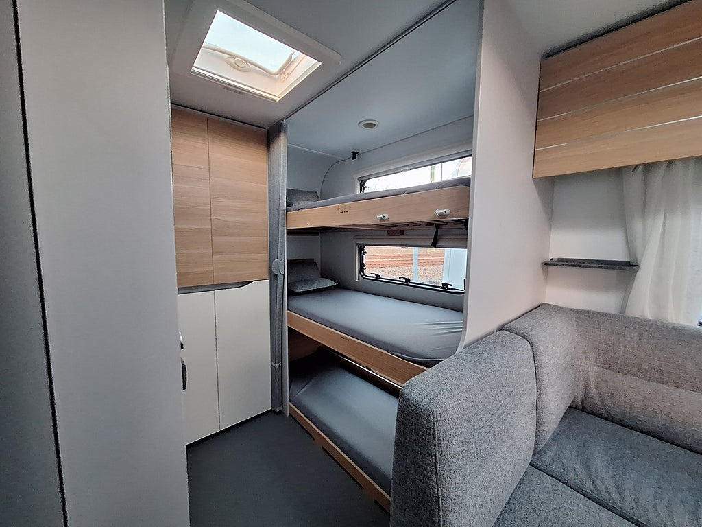 Adria Adora 573 PT Barnkammare: 3 Bäddar, Nytt Tält