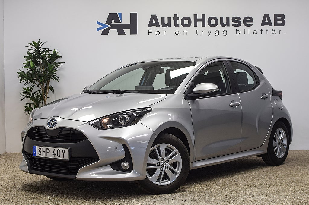Toyota Yaris Hybrid Active Backkamera CarPlay Rattvärme Garanti