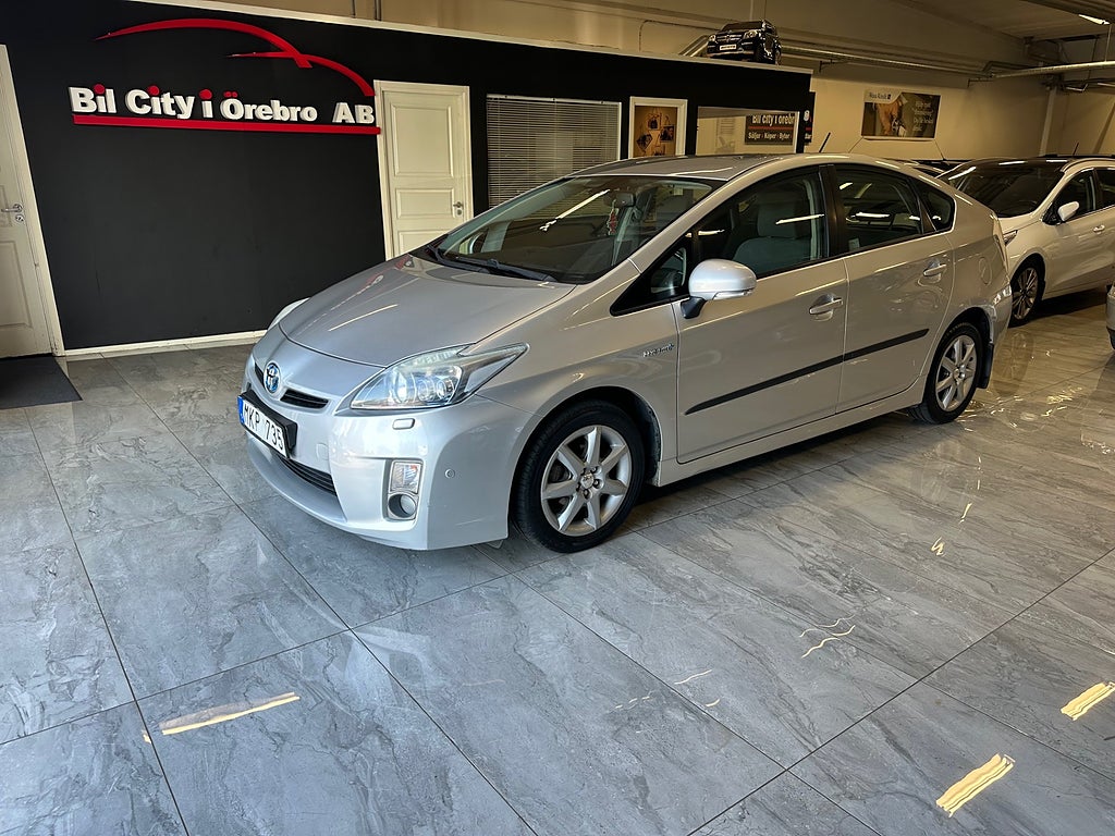 Toyota Prius Hybrid CVT (136hk) 3-Ägare / Keyless / GPS / B-Kamera / Nyservad