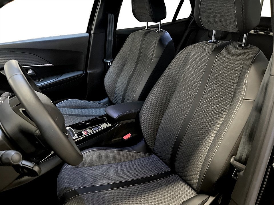 Bild på Peugeot 2008 Allure 1.2 PT 130hk - CARPLAY, P-SENSORER