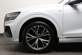 SUV Audi Q8 7 av 28