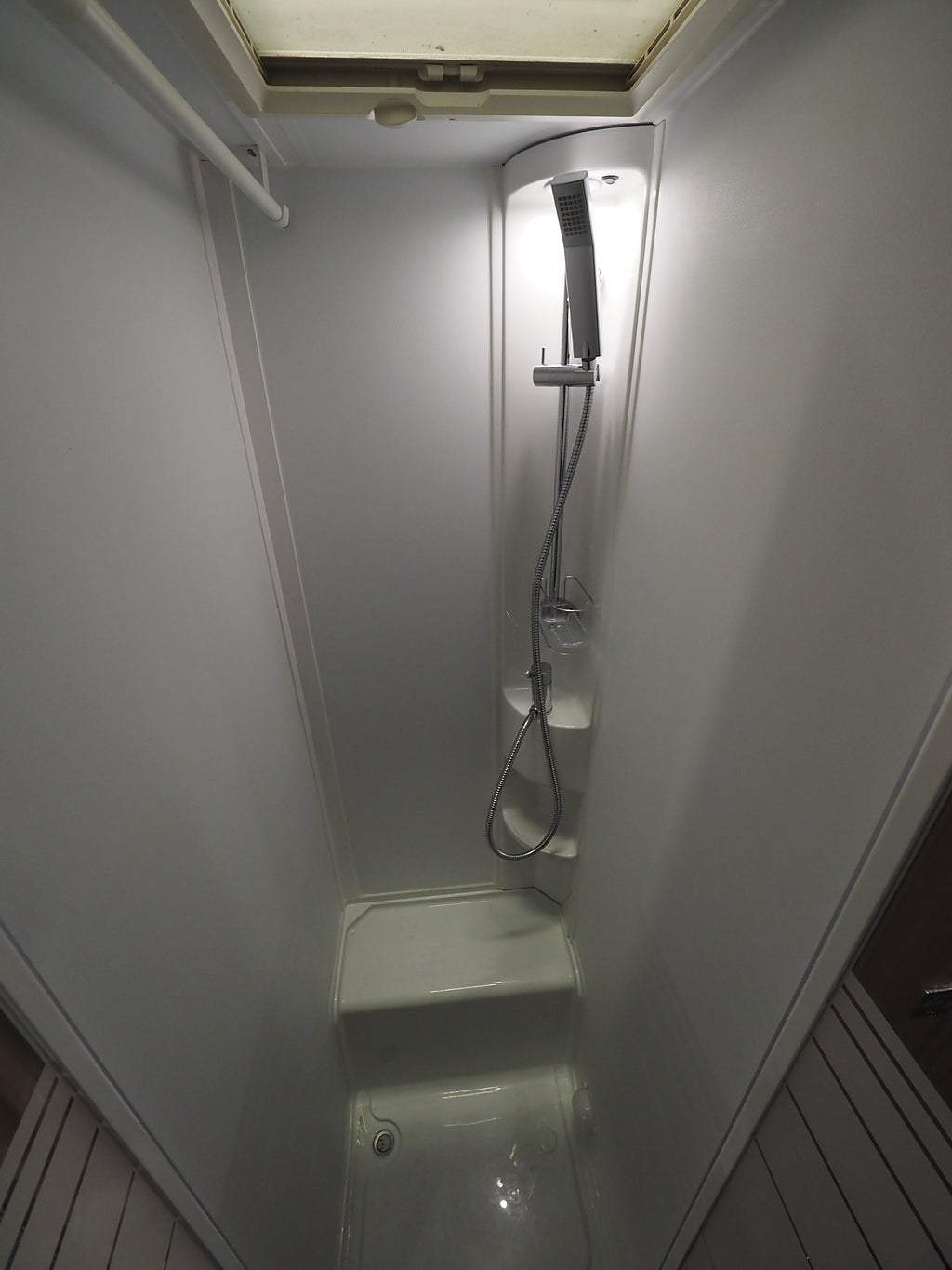 Adria Coral 670 DL Axess Långbädd | Face to face | Solcell | 2021