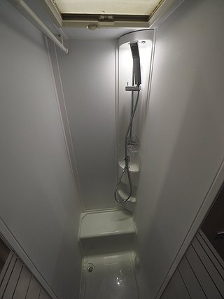 Husbil-halvintegrerad Adria Coral 670 DL Axess 17 av 19