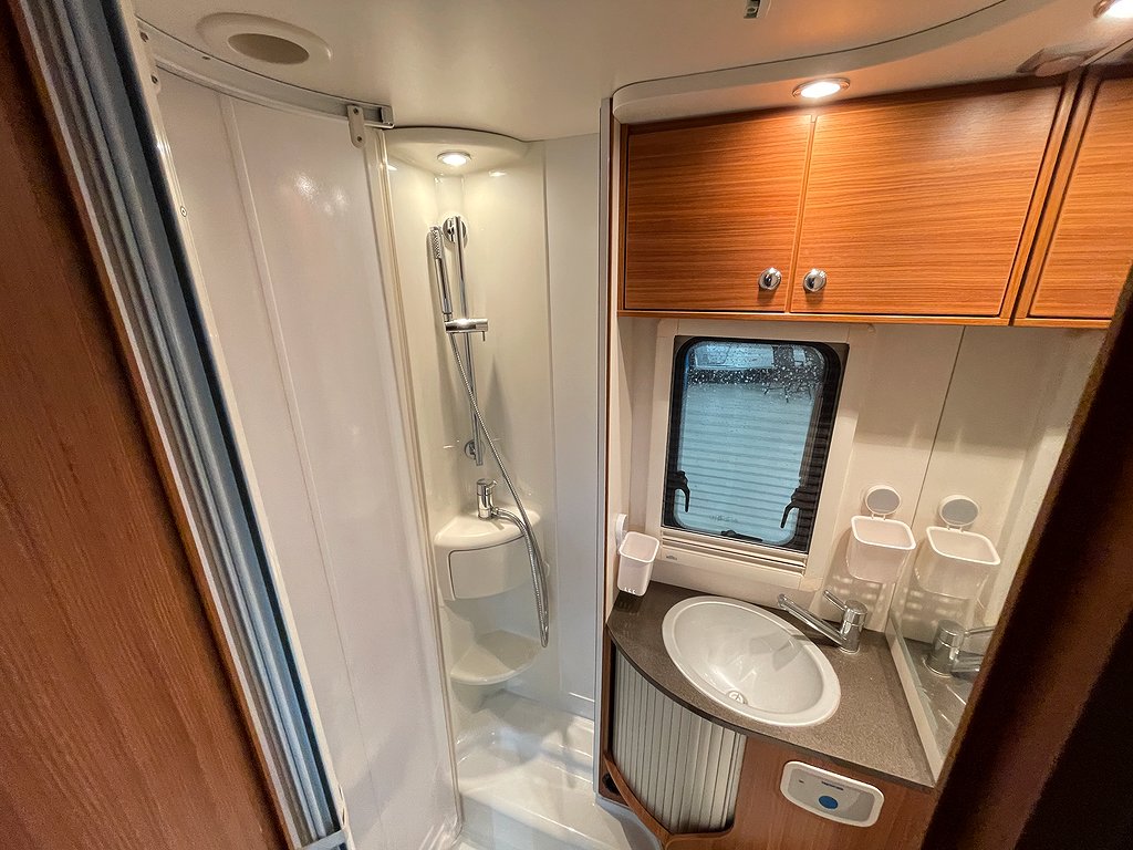 Adria Matrix 680 SL / B-körkort / Taksäng / El-Patron / Ugn - Adria
