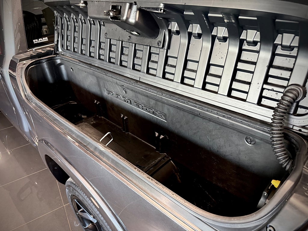 Dodge RAM 1500 Crew Cab 5.7 V8 HEMI 4×4 NIGHT Edition - bild 12