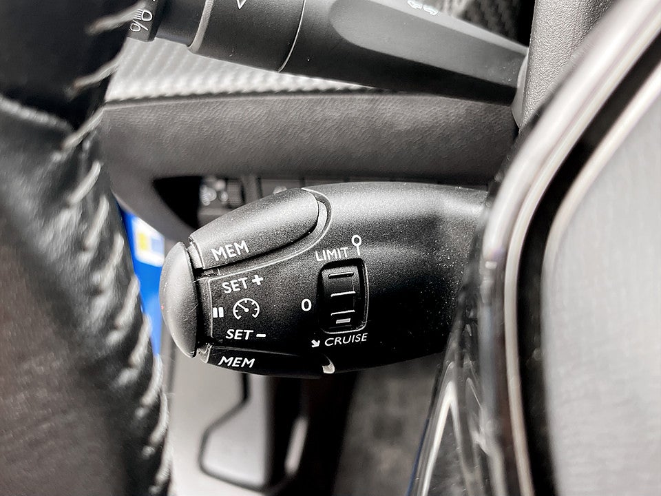 Bild på Peugeot 2008 Selection 1.2 PT 100hk B-KAMERA CARPLAY