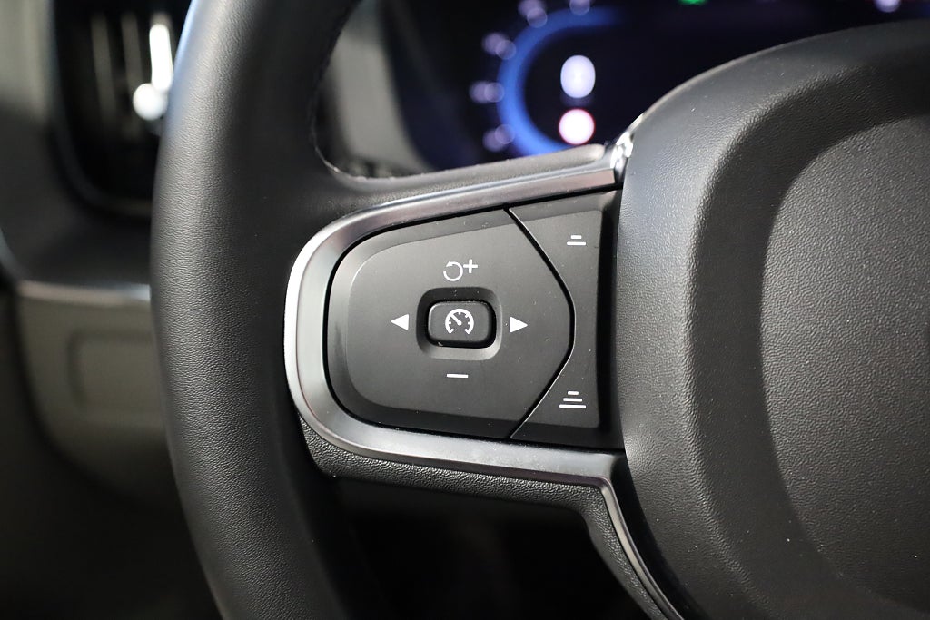 Volvo XC60 Recharge T6 350hk AWD Core Bright Pano Drag Leasbar 2023