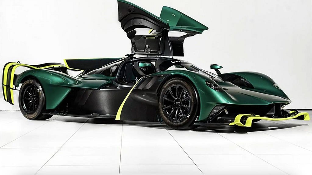 En grön och svart Aston Martin Valkyrie AMR Pro med öppna måsvingedörrar.