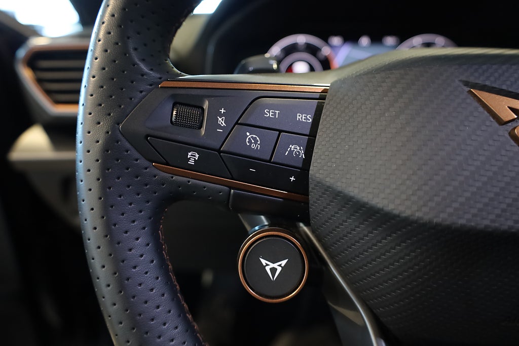 Cupra Leon Sportstourer e-Hybrid Drag Navi Kamera Cockpit CarPlay 2024