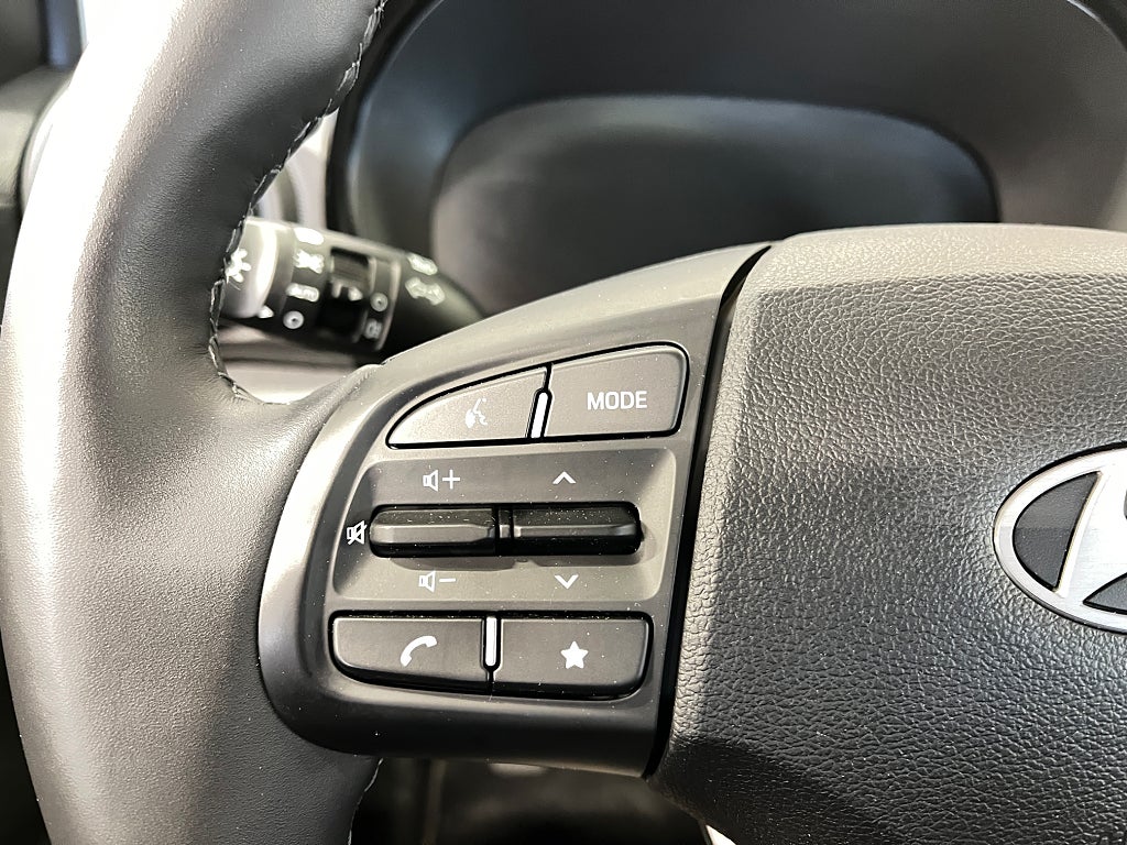 Hyundai i10 1.0 Man / V-hjul/ Kamera/ P-Sensor/ Rattvärme/ CarPlay thumbnail