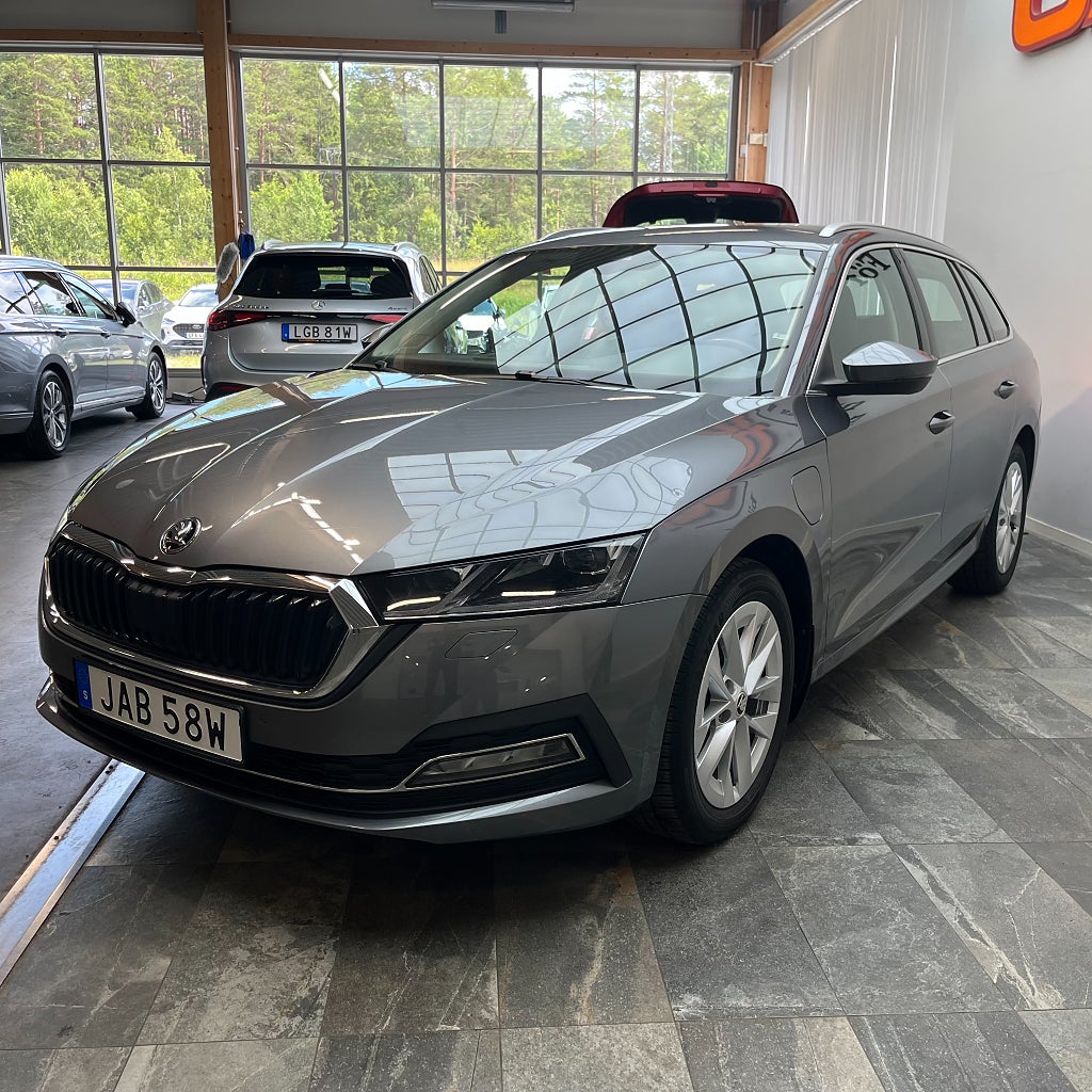 Skoda Octavia 4,99% Kombi iV Style Carplay Backkamera Värmare Rattvär