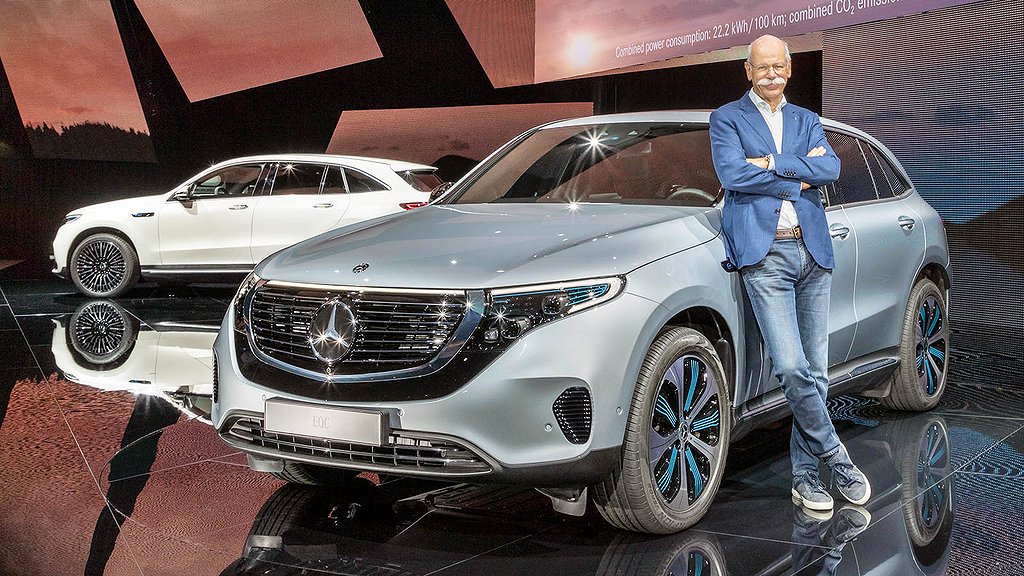 Der neue Mercedes-Benz EQC - der erste Mercedes-Benz der Produkt- und Technologiemarke EQ. Weltpremiere Stockholm 2018.;Stromverbrauch kombiniert: 22,2 kWh/100 km; CO2 Emissionen kombiniert: 0 g/km, Angaben vorläufig*

The new Mercedes-Benz EQC - the first Mercedes-Benz under the product and technology brand EQ. World Premiere Stockholm 2018.;combined power consumption: 22.2 kWh/100 km; combined CO2 emissions: 0 g/km, provisional*