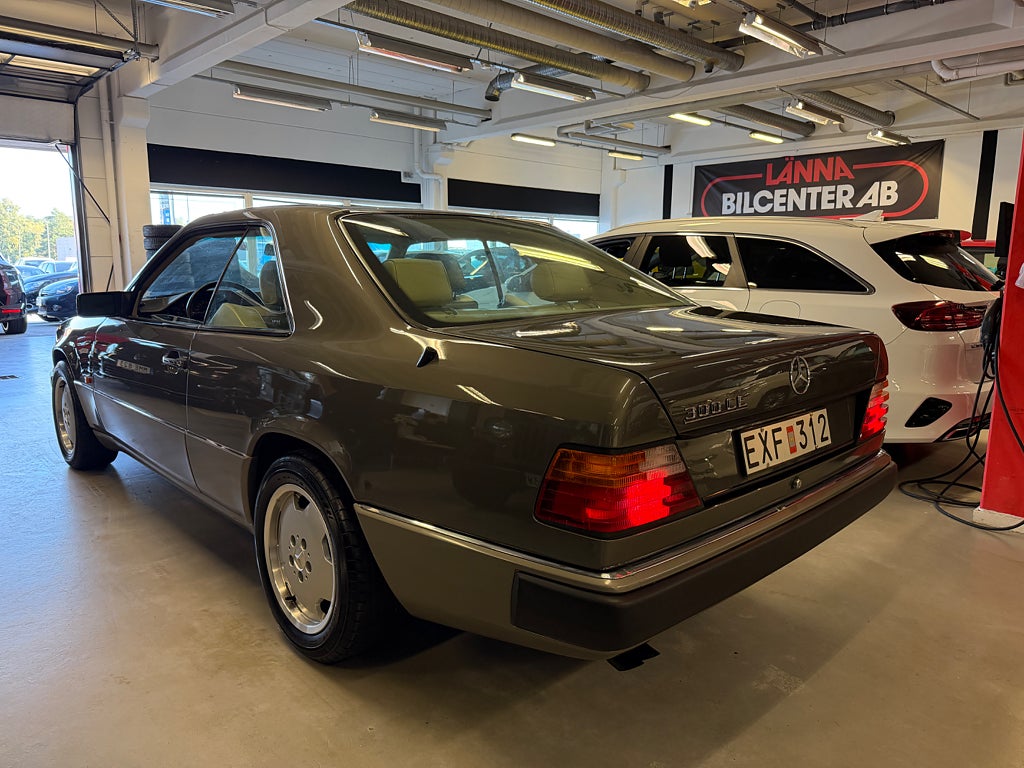 Mercedes-Benz 300 1990 - miniatyr 15
