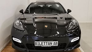 Porschen har en V8-motor på 430 hästkrafter. 