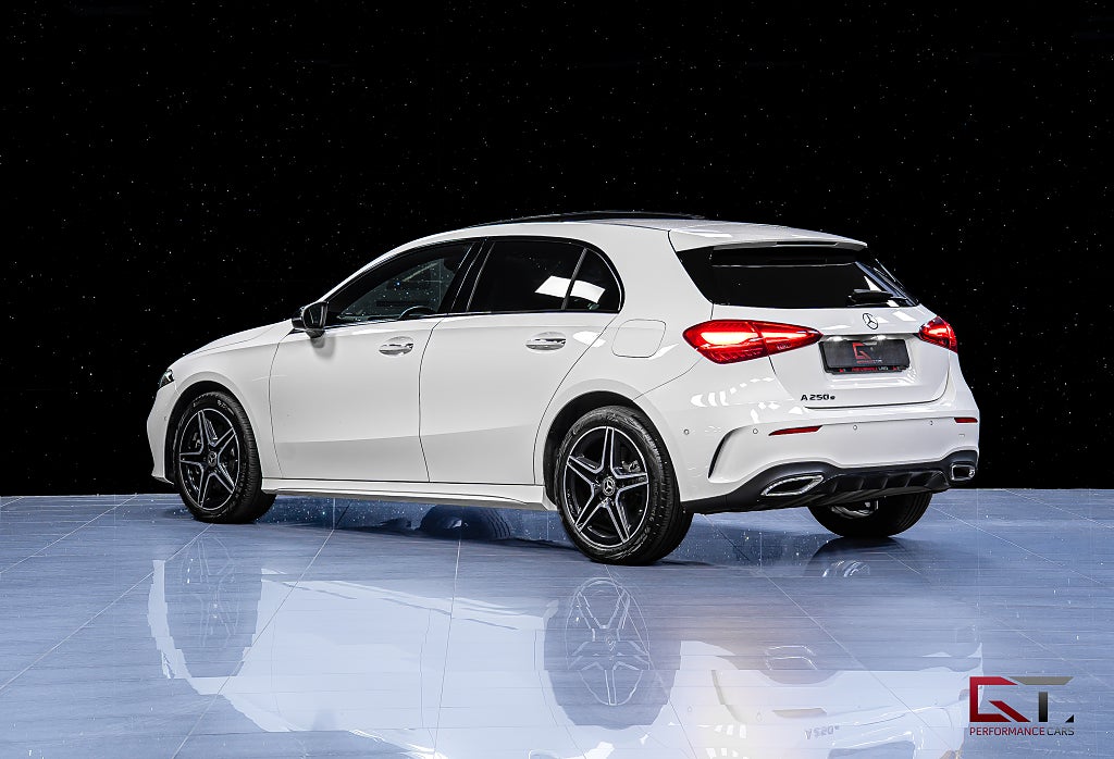 Mercedes-Benz A 250 e AMG Line Pano Vinterpaket Kamera Nightpackage