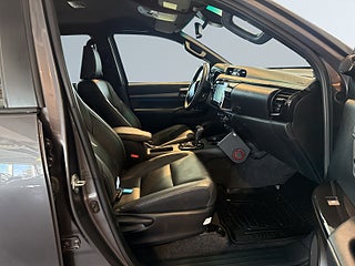 Toyota Hilux Dubbelhytt 2.8 4WD Invincible MOMS/JBL/360/Skinn/MoK