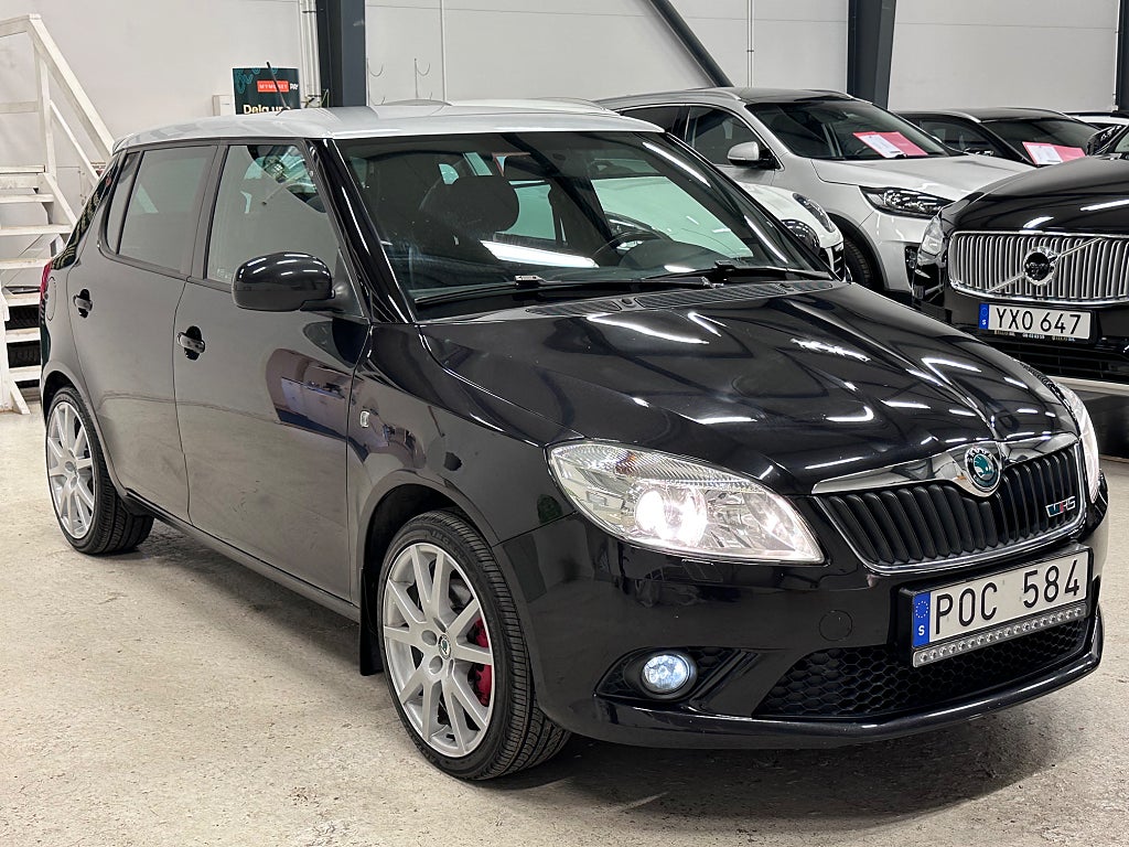 Skoda Fabia RS 1.4 TSI 180HK SPORT AUTOMAT PADDLAR VÄLSERVAD