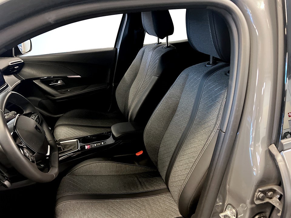 Bild på Peugeot 2008 Allure 1.2 PT 130hk B-KAMERA CARPLAY