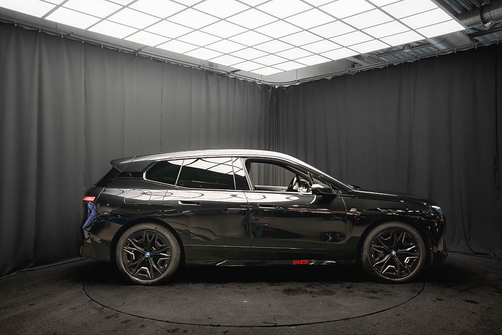 BMW iX M60 B&W PANO LUFT 22'' BAKAXELSTYRNING DRAG MAX MOMS