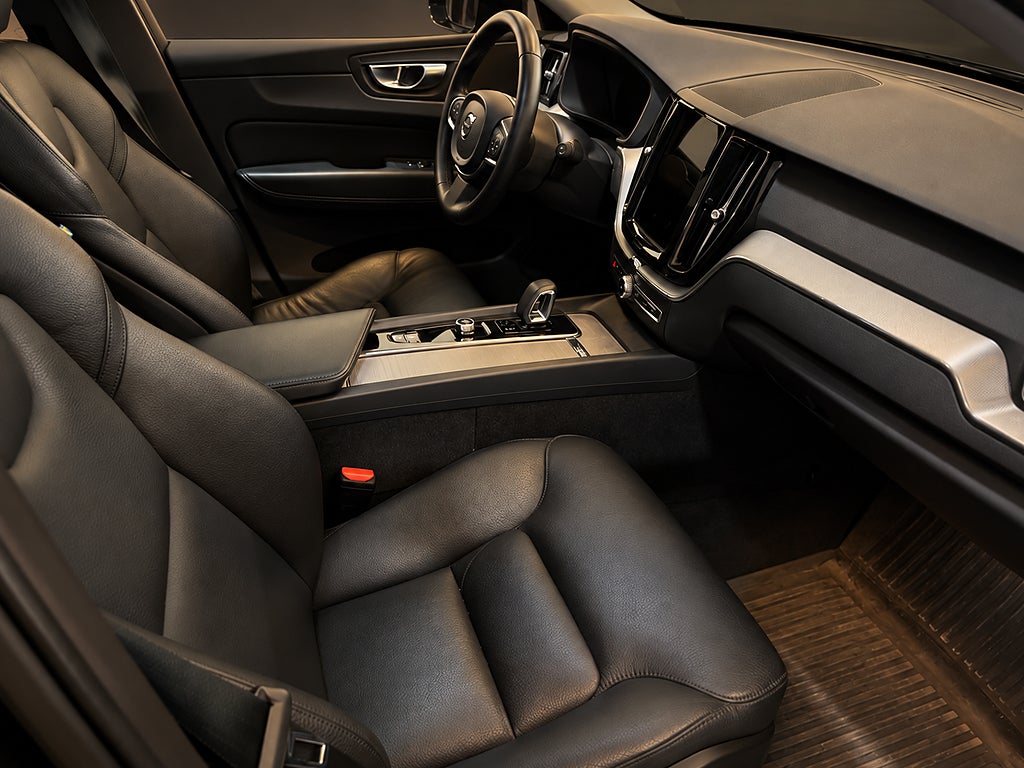 Volvo XC60 Recharge T6 AWD Core / Läder / Pano / Drag