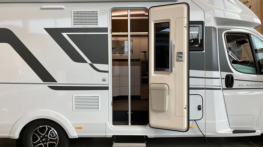 Adria Coral 670 DC Plus / Queenbedd / Automat / Markis /  - Adria