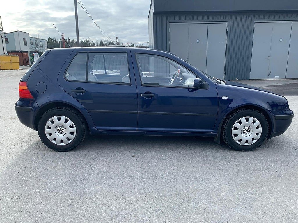 Volkswagen Golf 5-dörrar 1.6 Automat Comfort 102hk Nyservad