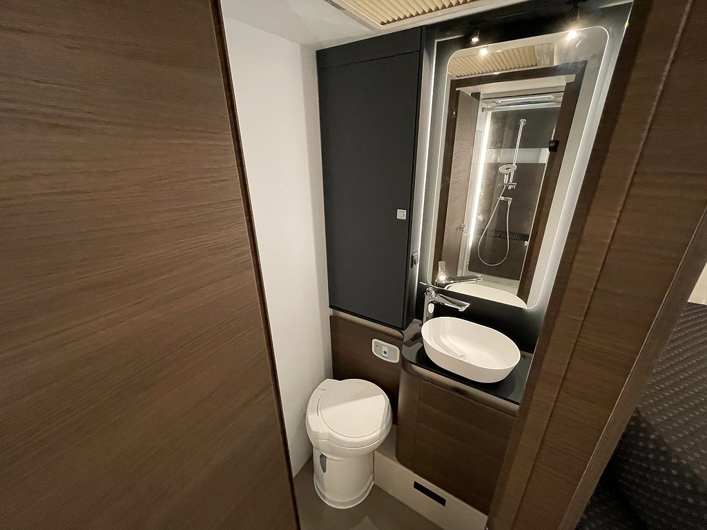 Adria Sonic Supreme 700 SL / Automat 180hk / ALDE / Taksäng - Adria