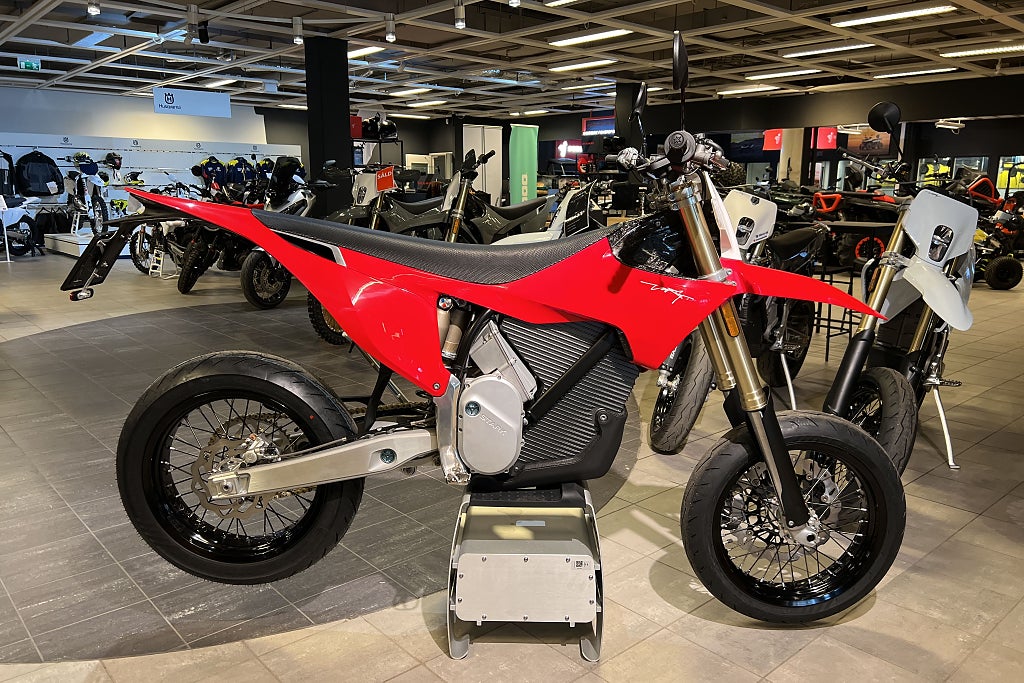Stark Varg SM Alpha 80HK Medium / Pirelli *Finns i lager*